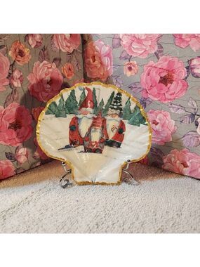Decoupage Scalloped shells  